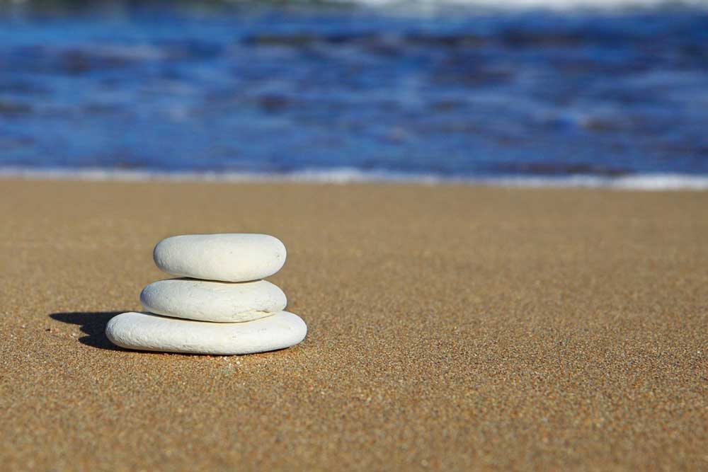 Stenar på en strand vit vattnet