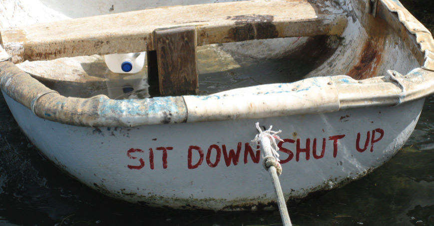 En äldre båt med text på.