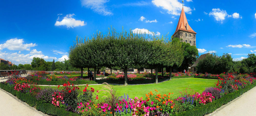 Kyrka med blommor