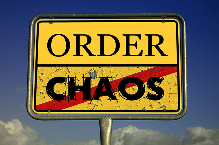 Gul skylt där det står order samt chaos